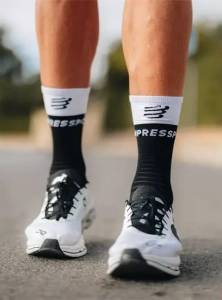 compressport-mid-compression-socks-v2-0-2-219420-f-sk7-w780-h554_3.jpg