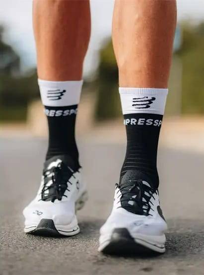 compressport-mid-compression-socks-v2-0-2-219420-f-sk7-w780-h554_3.jpg