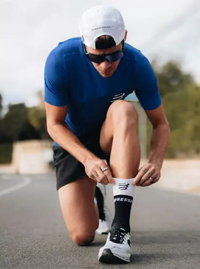 compressport-mid-compression-socks-v2-0-2-219420-f-sk7-w780-h554_4.jpg