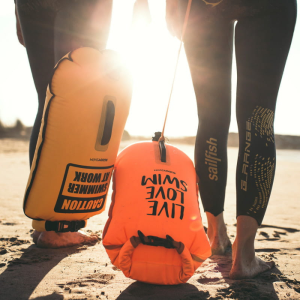 buddyswim-bojka-plywacka-asekuracyjna-20l-orange-czepek.png