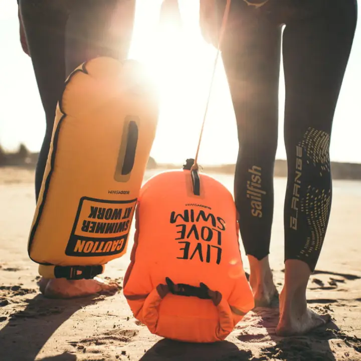 buddyswim-bojka-plywacka-asekuracyjna-20l-orange-czepek.png