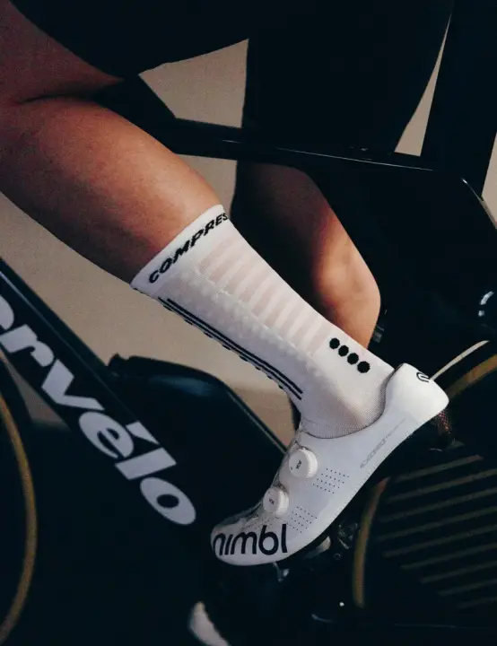 aero-socks-20-white-blacke.webp